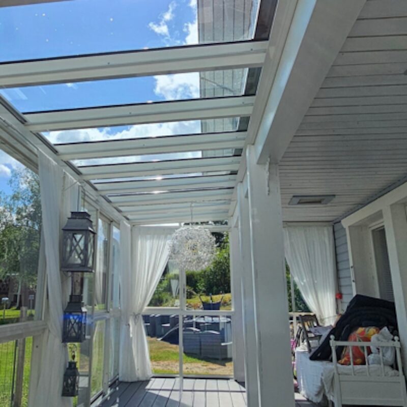 Parvekelasien huolto pitää ulkotilasi viihtyisänä